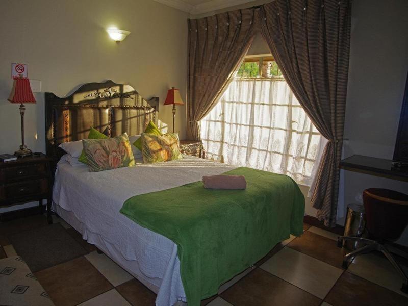 Habitación con cama grande