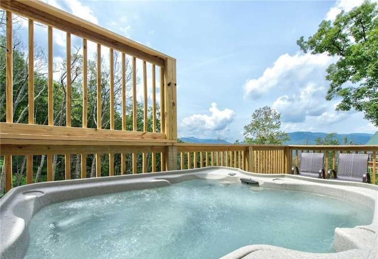 Walnut Ridge Cabin. Sleeps 7-11! Hot tub, pool table, minutes to downtown Gatlinburg! - B&B