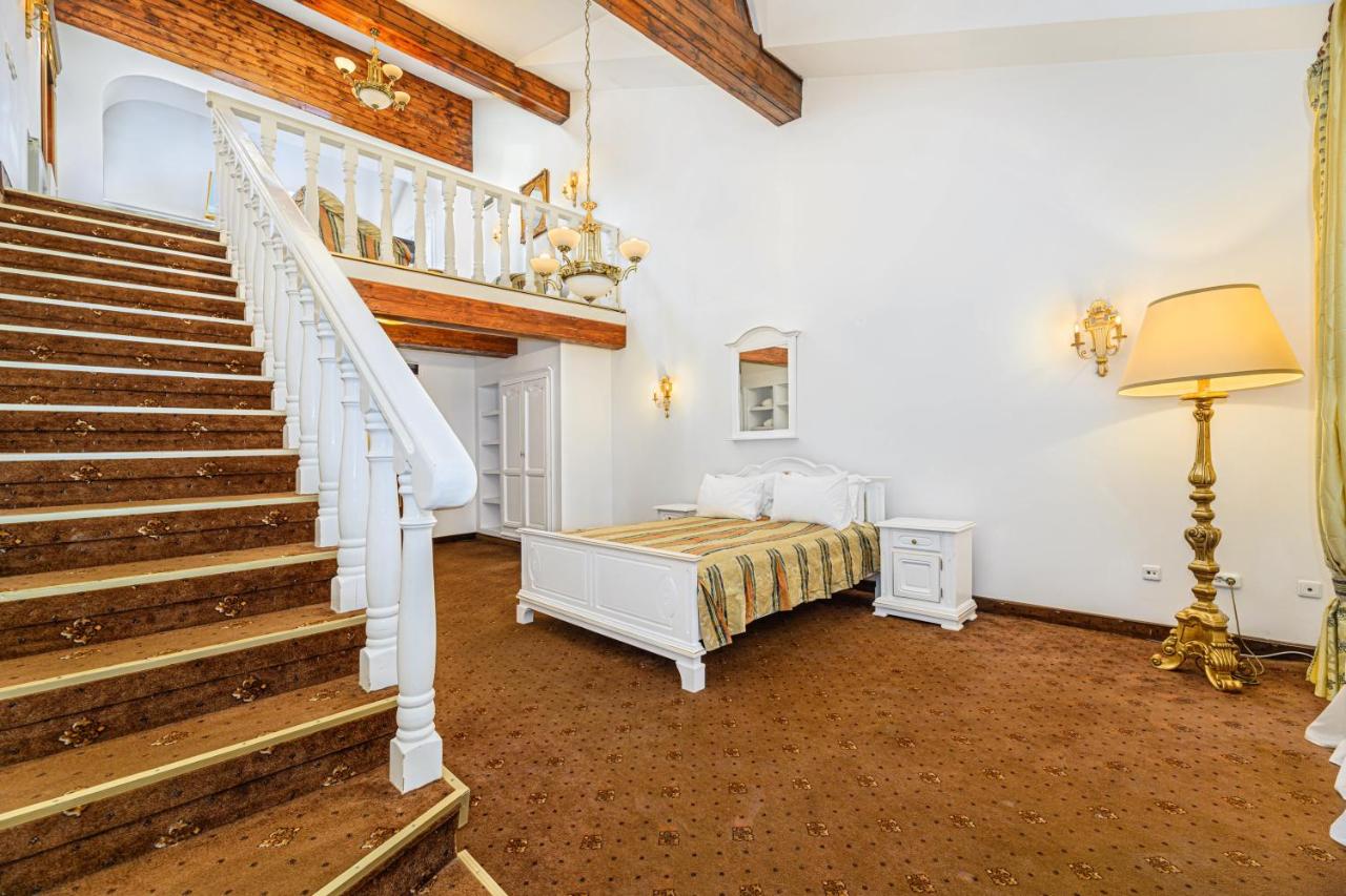Deluxe Suite with Spa Access and Balcony