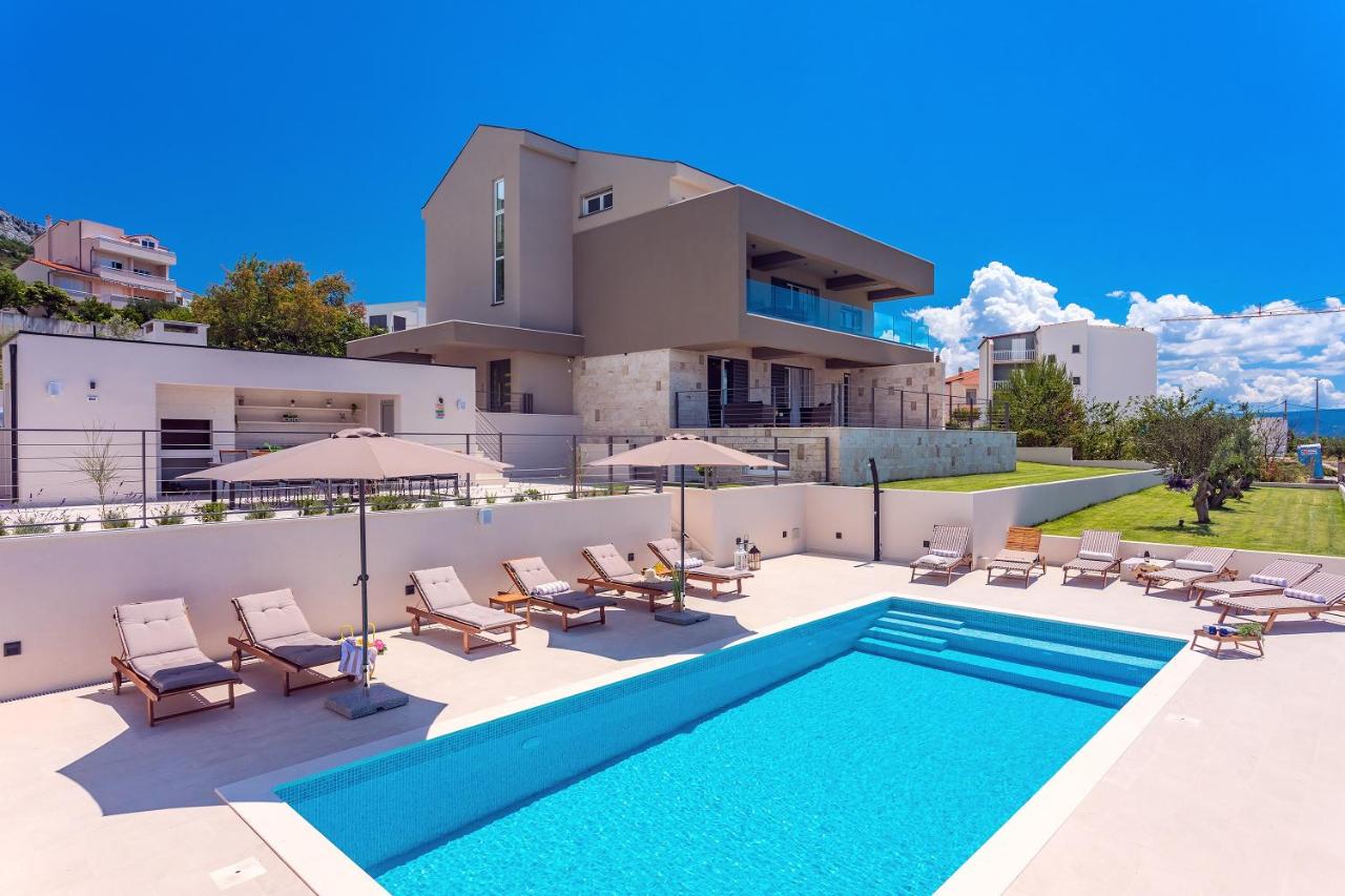 B&B Podstrana - Villa Diva with 7 bedrooms, heated pool, sauna and fun zone, sea views - Bed and Breakfast Podstrana