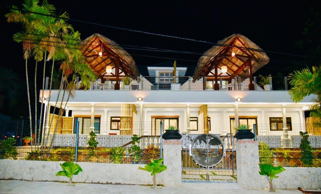 SEA SPLASH SELF CATERING And La Petite Maison - B&B