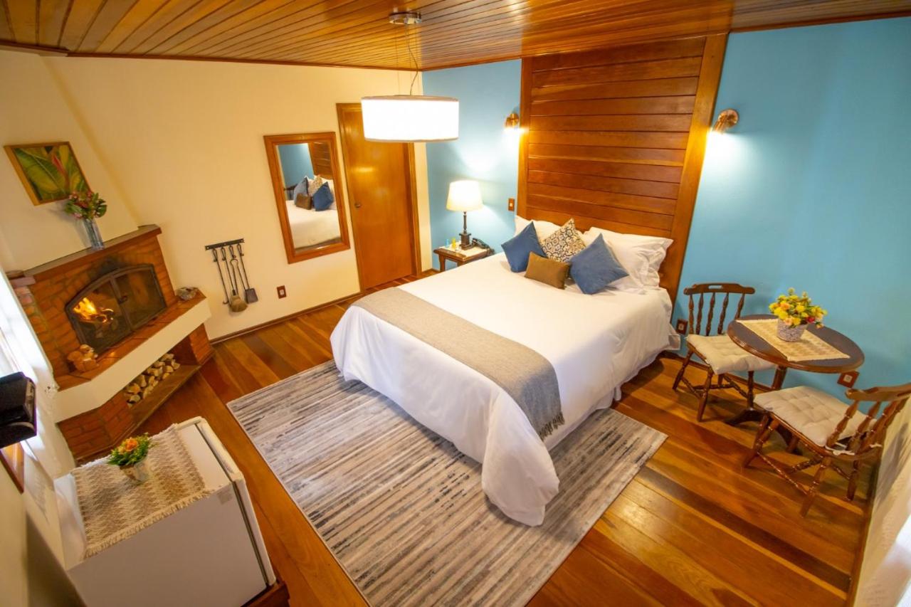 Chalé Super Luxo com Hidromassagem Dupla e Varanda com Vista do Jardim