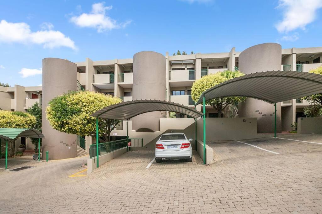 Antibes in West Road South Sandton Apartment - B&B Johannesburgo