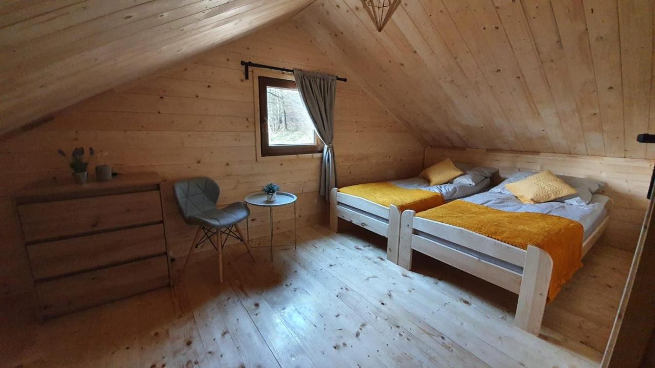 ZACISZE ,,Jastrząb'' domek na Kaszubach z balią z jacuzzi - B&B