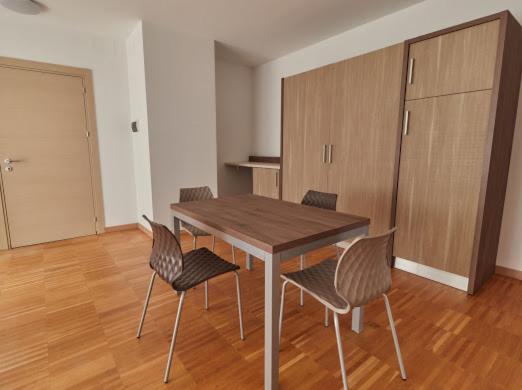 Apartment mit Balkon