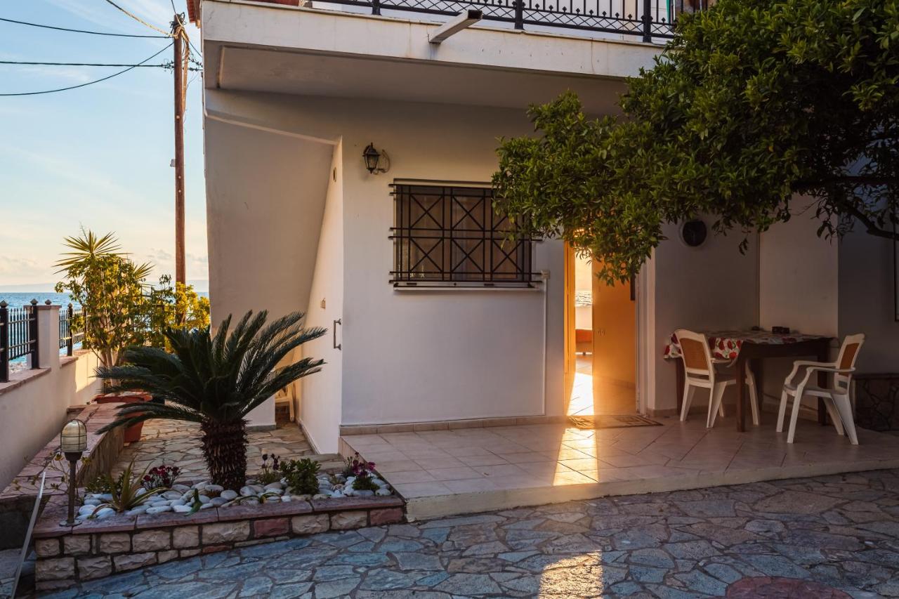 On the Beach - Akroyali Family Lodging - B&B