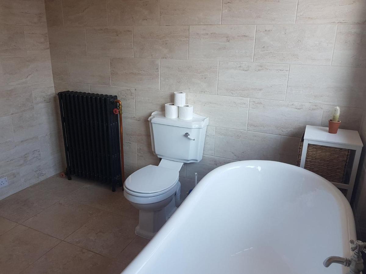 Zimmer mit Kingsize-Bett und Gartenblick. 