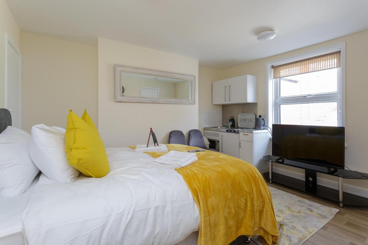 St Mary's - Modern Central Huge Studio Apartments - B&B
