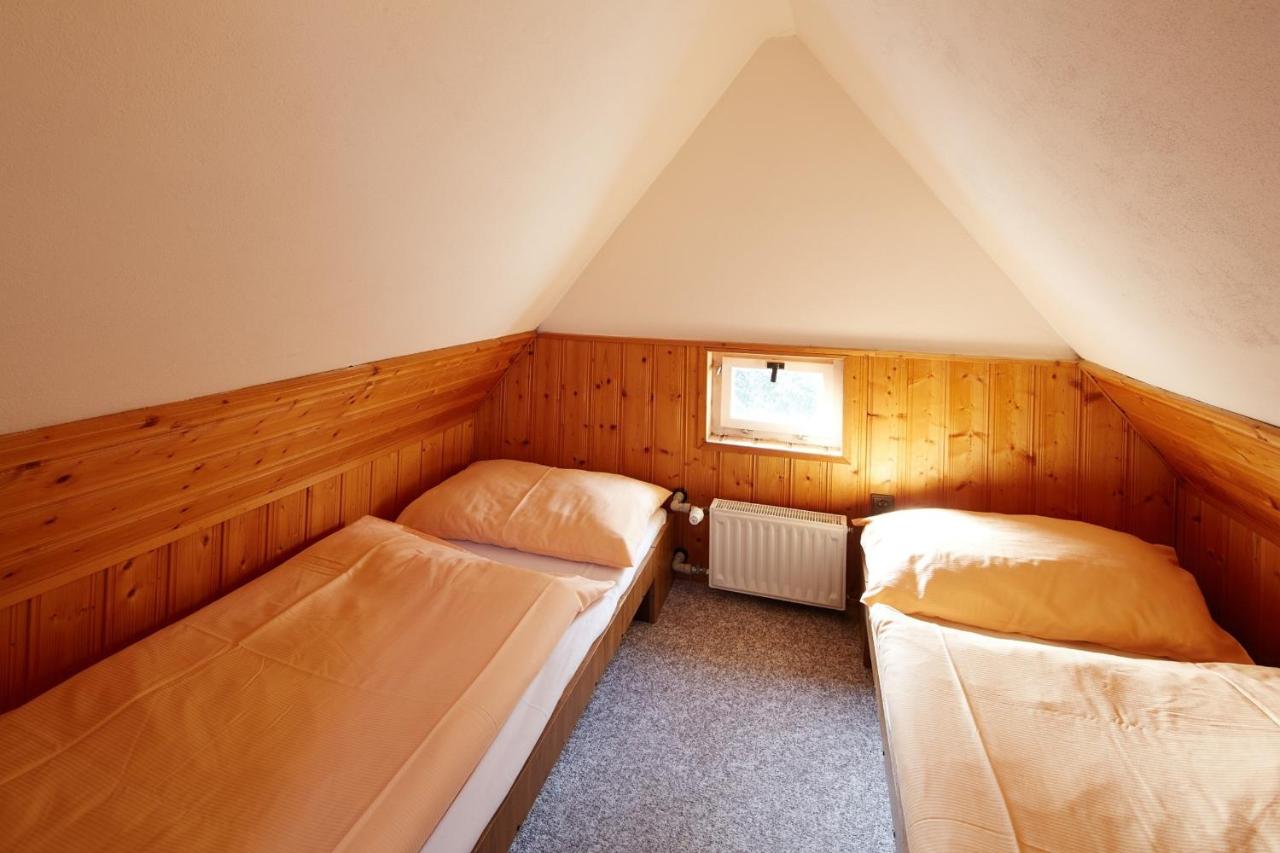 Zweibettzimmer mit Gemeinschafts-WC