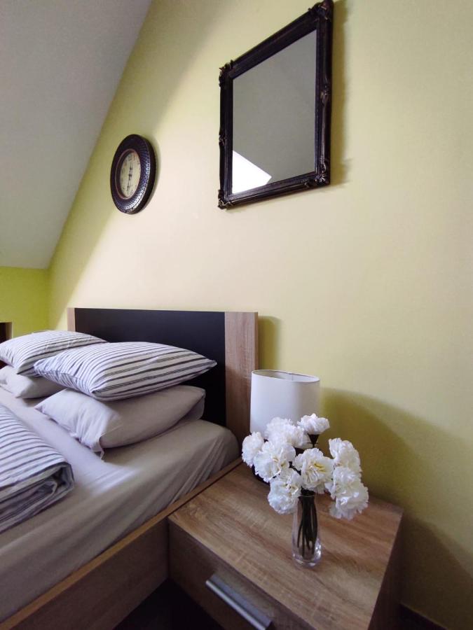 Zimmer mit Kingsize-Bett und Bergblick