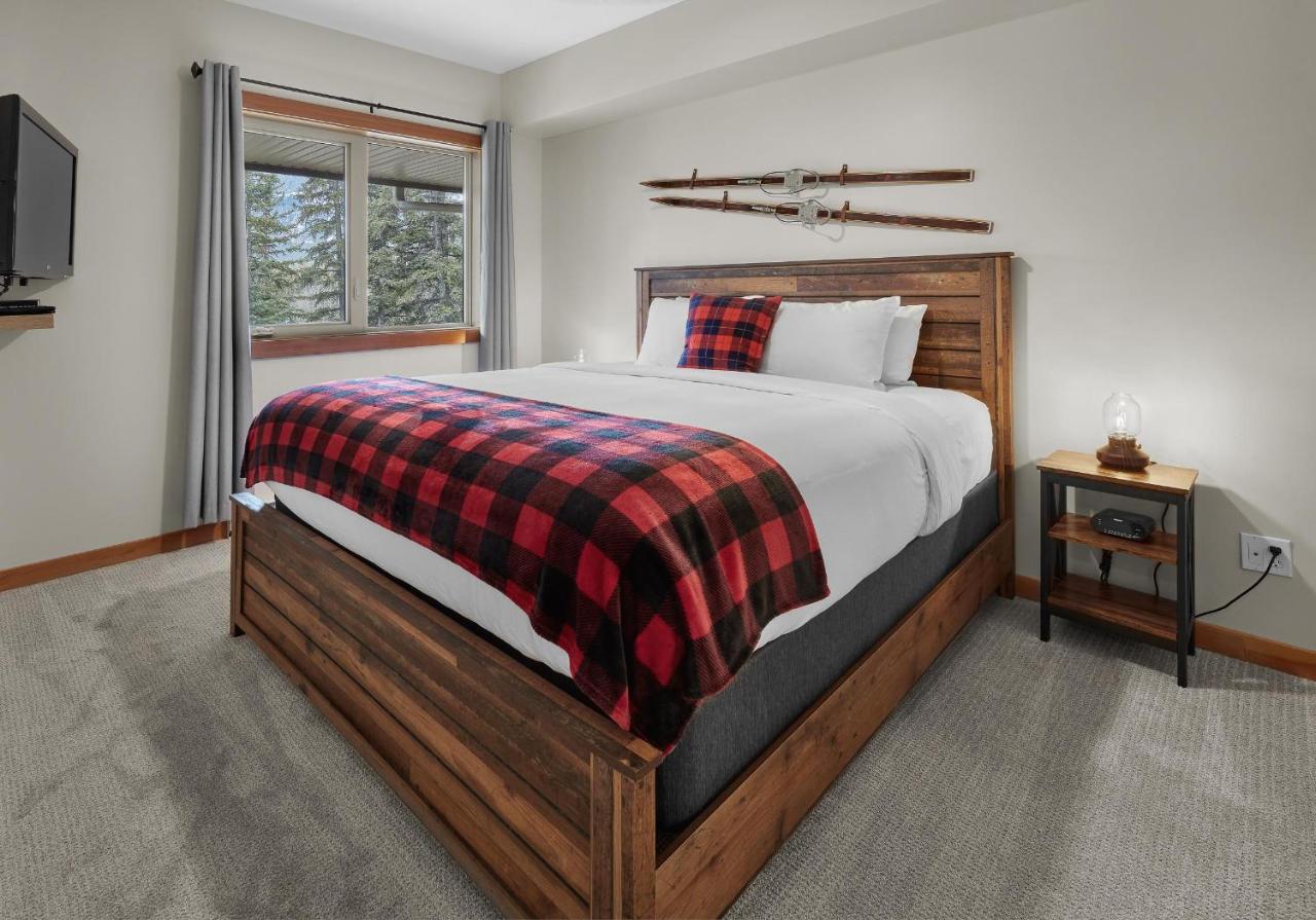 B&B Canmore - Newly Renovated Grizzly Lodge, Spacious 3BR 2BA with open pool, hot tub - Bed and Breakfast Canmore