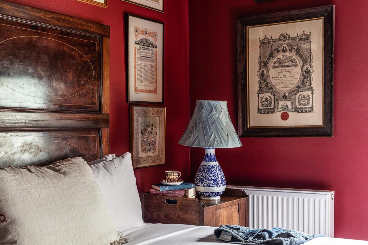 Habitación con cama extragrande.