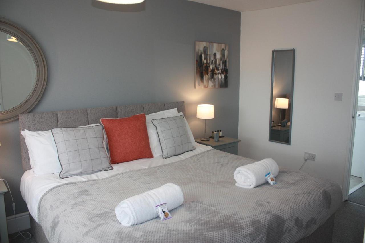 B&B Birmingham - Berwicks House - NEC & Airport - Stylish 3-bed house with garden - Bed and Breakfast Birmingham