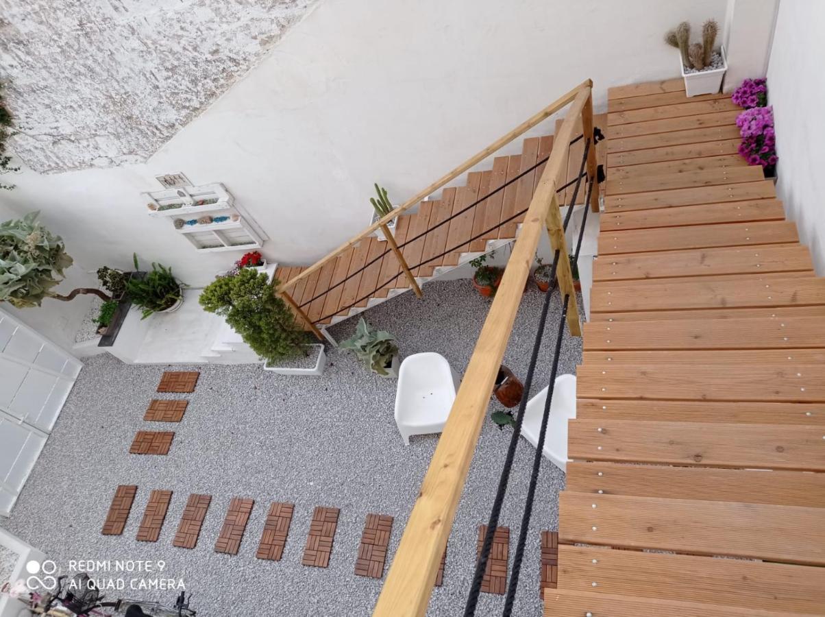 Habitación con cama extragrande y vistas al mar