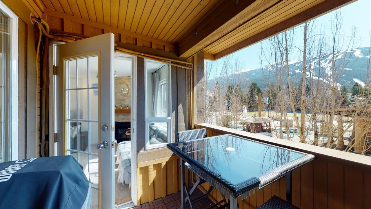1BR + Den | Marketplace Lodge | Gas Fireplace | Village Location | Complex Hot Tub - Chambres d'hôtes Whistler