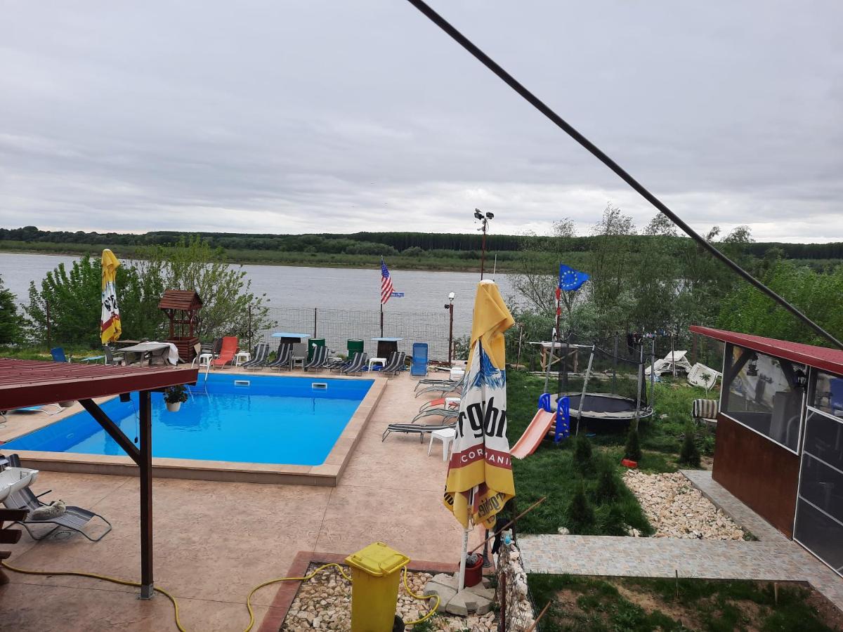 Zimmer mit Queensize-Bett und Poolblick
