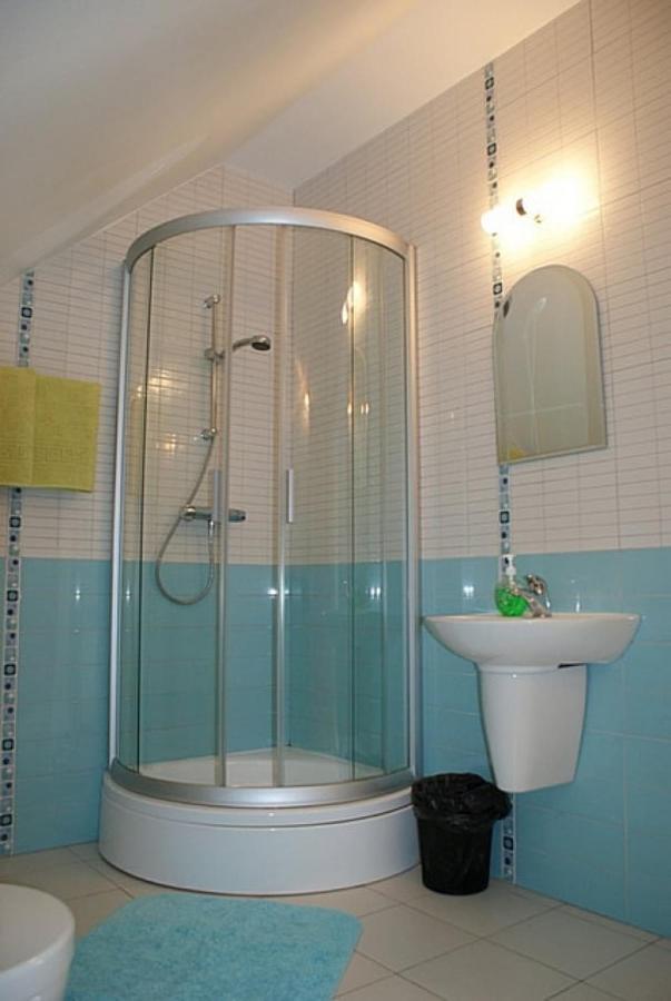 Tweepersoonskamer met 2 Aparte Bedden en Eigen Badkamer