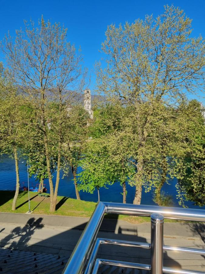 Camera Tripla con Balcone e Vista Fiume