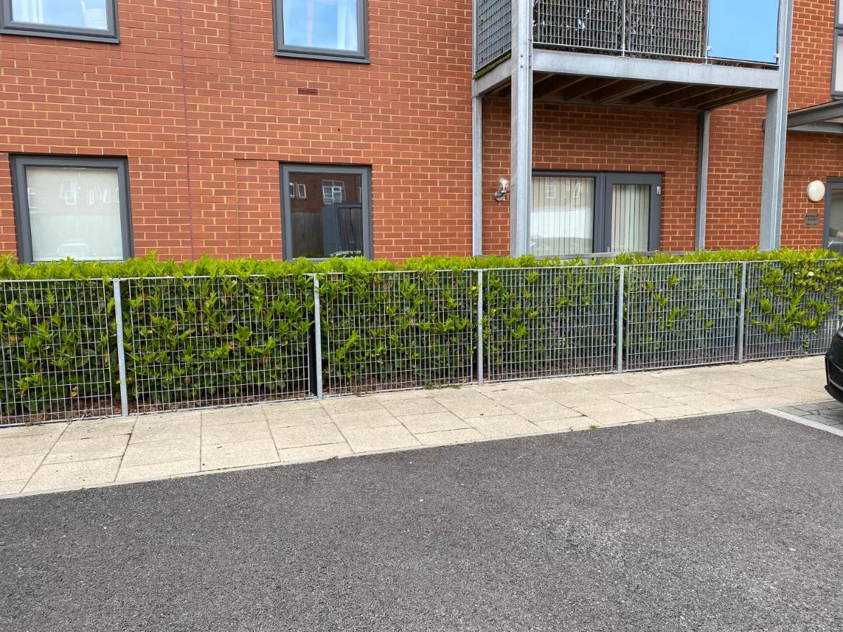 2 Double beds OR 4 Singles, 2 Bathrooms, FREE PARKING, Smart TV's, Close to Gunwharf Quays, Beach & Historic Dockyard - Chambres d'hôtes Portsmouth