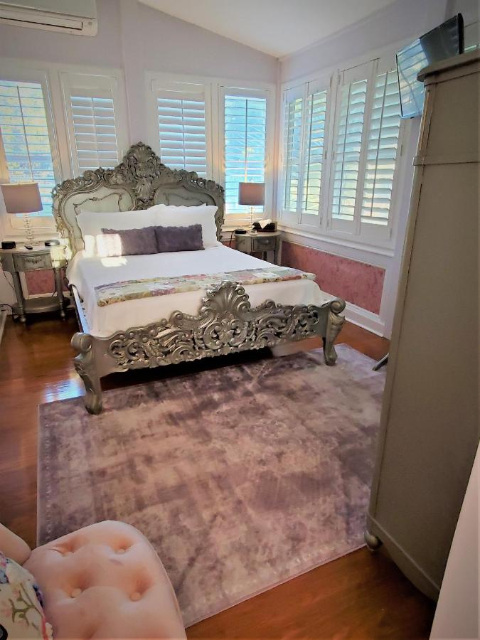 Petite Chambre Lit Queen-Size
