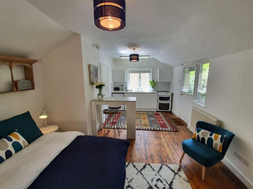 Gorgeously Secluded - The Hideaway with pool - Bed and Breakfast Lyonshall