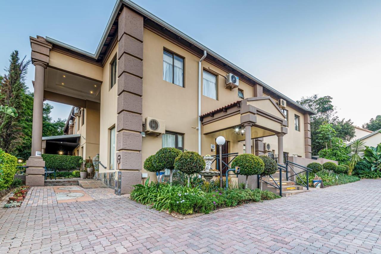 Constantia Manor Guest House - Bed and Breakfast