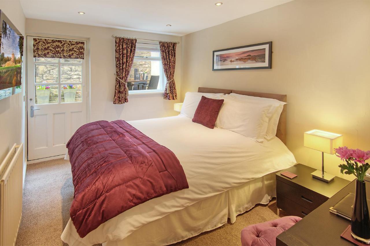 Room 3 - Budget King Small Room inc Terrace - Ensuite with Shower