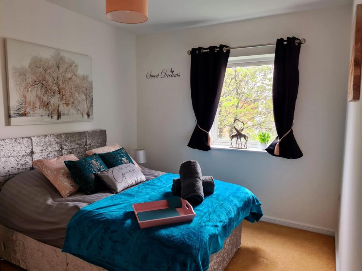 B&B Warrington - Emerald Blossom-Central Warrington, Luxurious Yet Homely, WiFi, Secure Parking - Bed and Breakfast Warrington