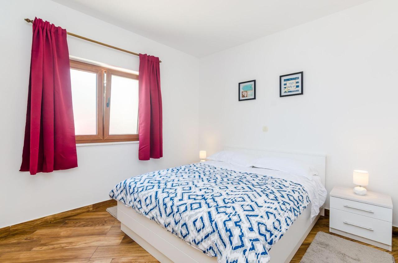 One Bedroom Apartment with Terrace and Sea View