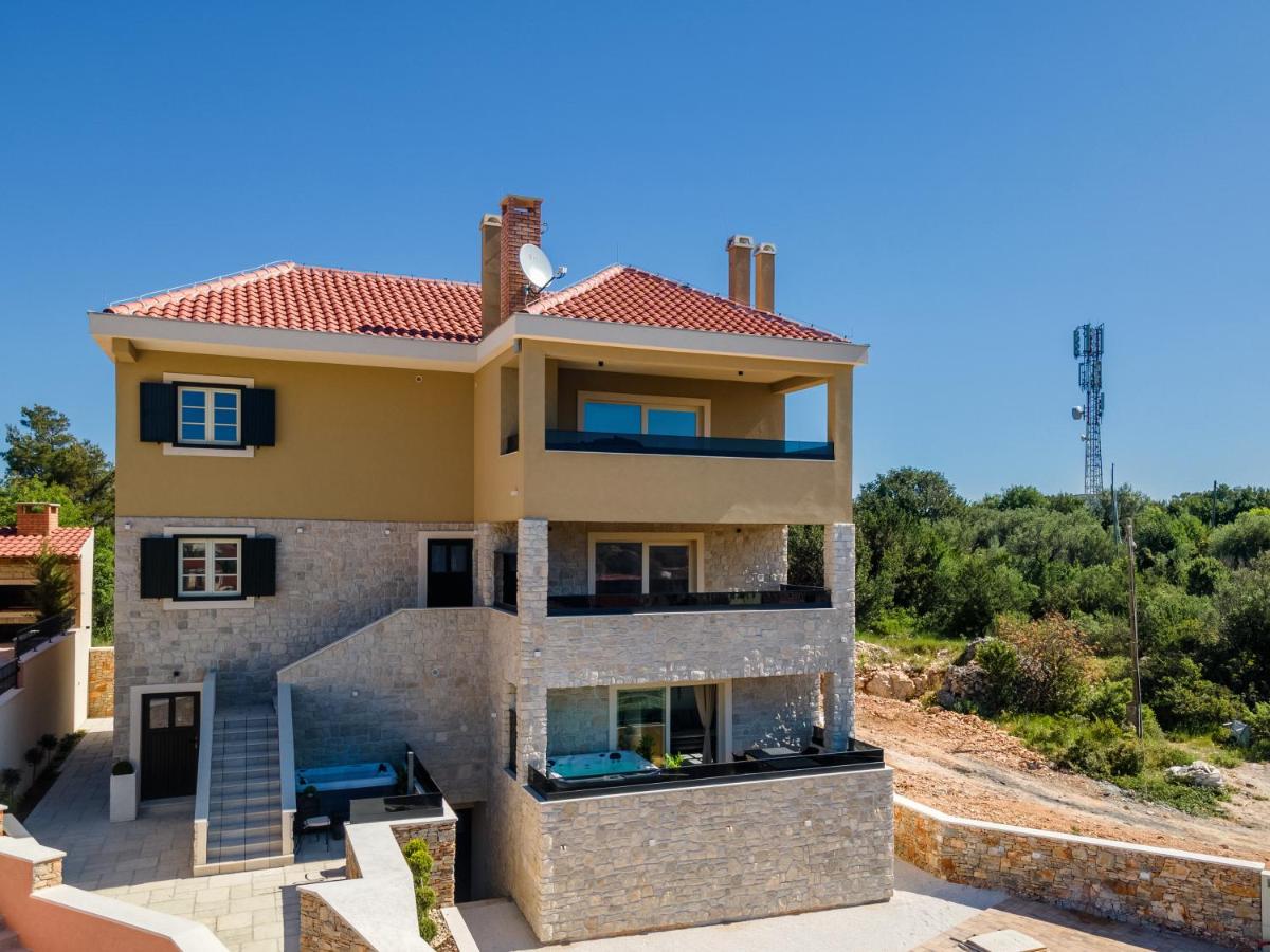 TEONA Luxury Apartment with jacuzzi and terrace sea view - Bed and Breakfast