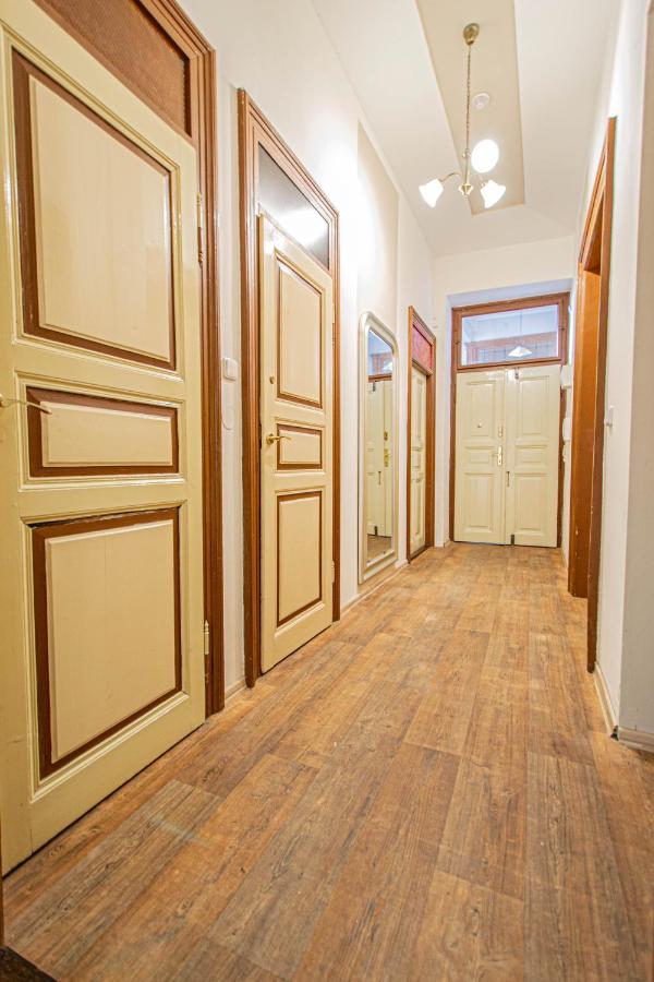 For celebrations spacious 3BDR apartment with balcony - Ferienwohnung Prag