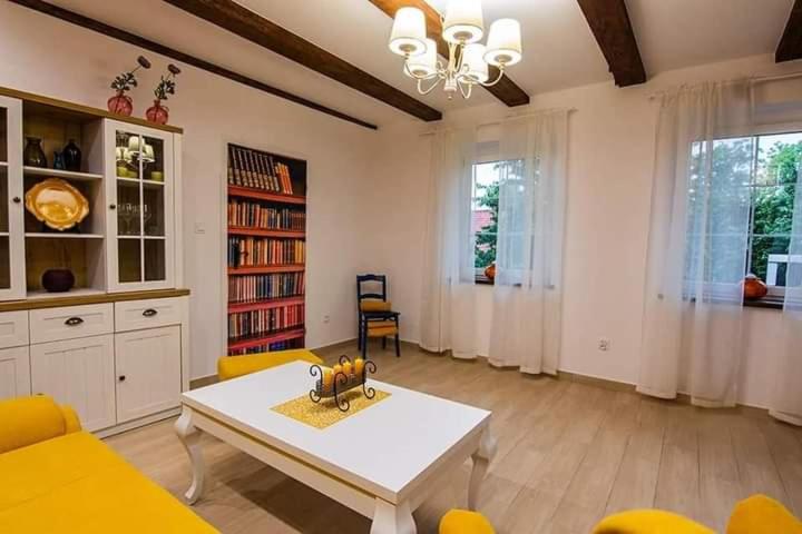 Apartment with Lake View