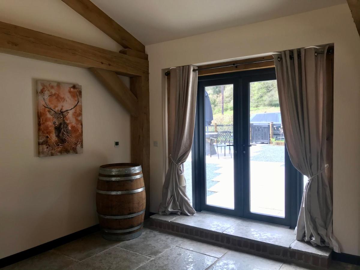 Trelaske Mill Cider Barn-with Hot Tub, Fire Pit BBQ - Bed and Breakfast