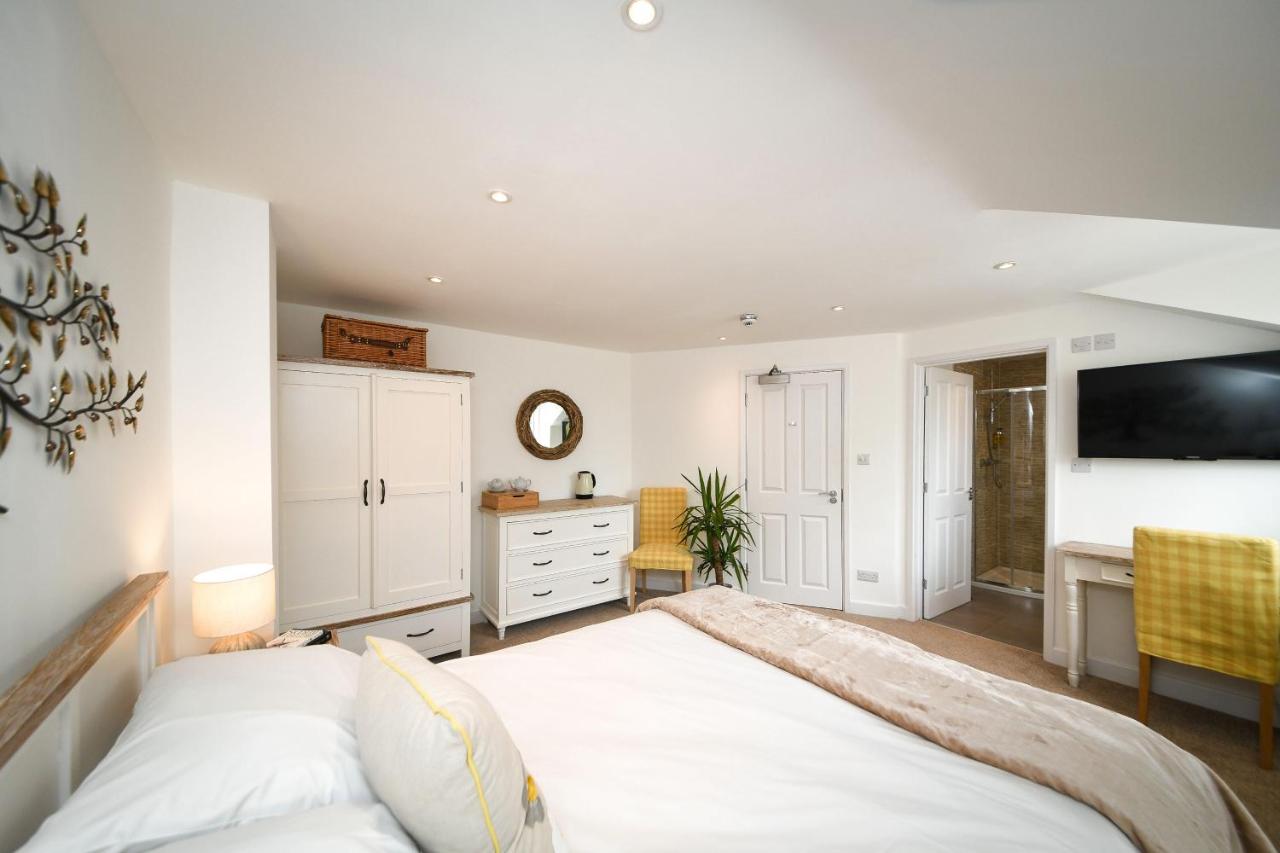 Habitación con cama extragrande.