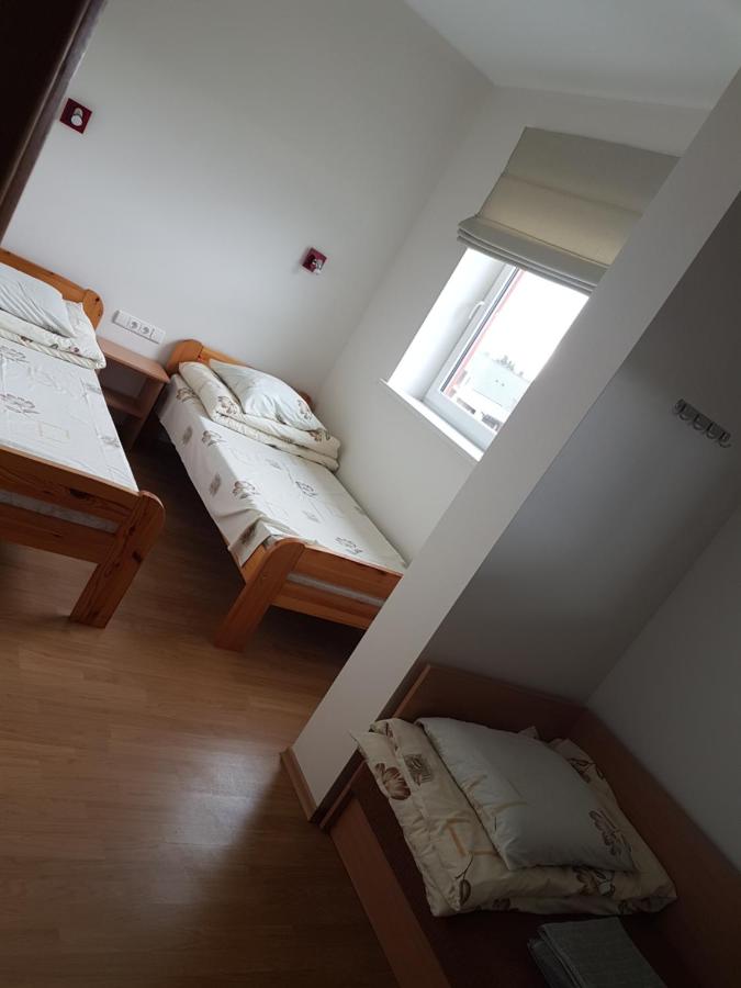 Habitación Triple Básica con baño compartido