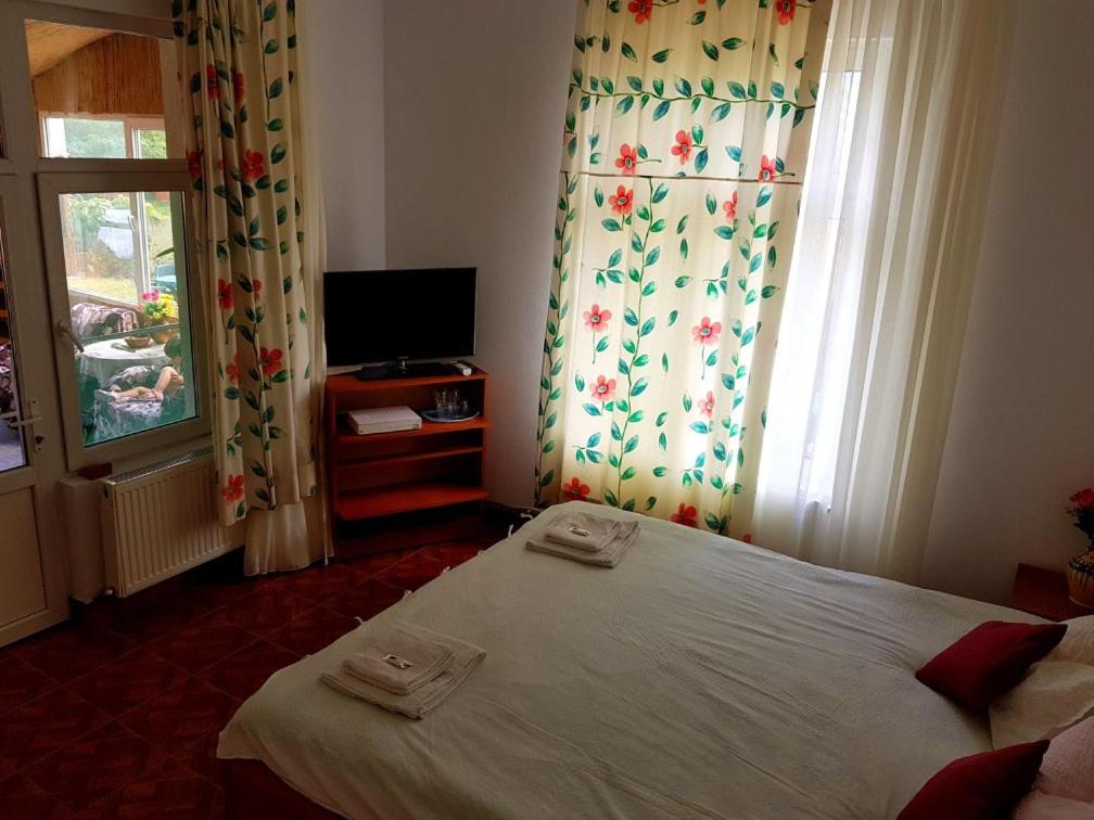 Dreibettzimmer mit Bergblick