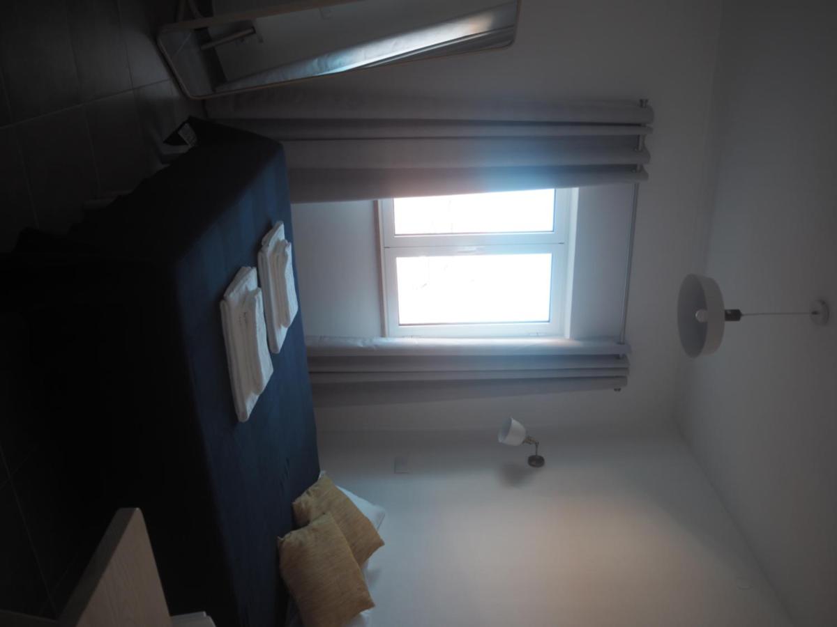 Camera Doppia con Letti Singoli e Bagno in Comune