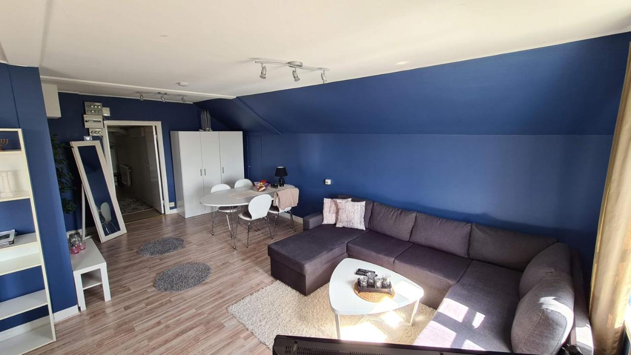 Own apartment in village school from 1886 with private entrance - Chambres d'hôtes Kristianstad