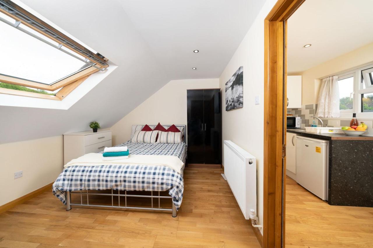 B&B Londen - S6 Ensuite Loft Studio Space (Sandycroft Guest House) - Bed and Breakfast Londen