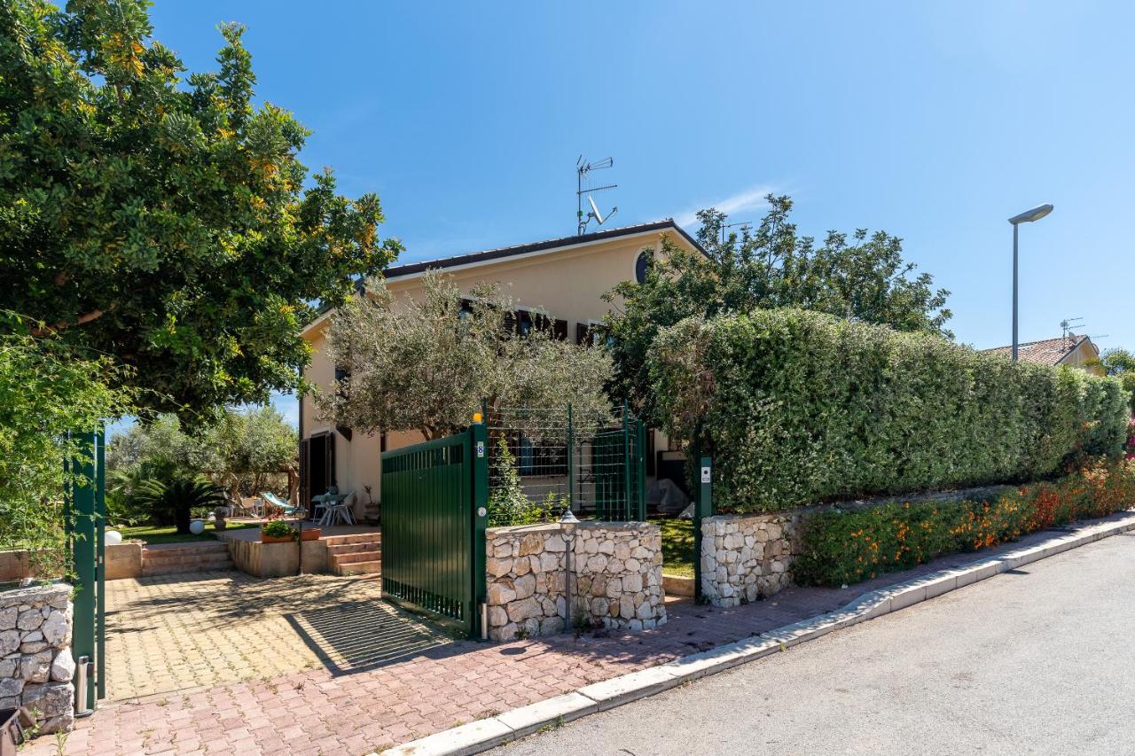 Deliziosa Villa a 500 metri dal mare con Piscina - B&B