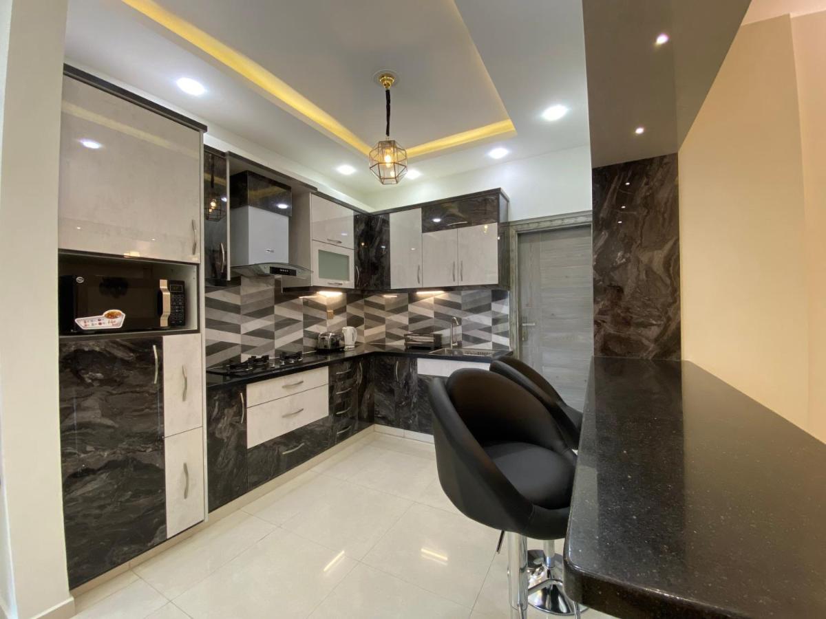 ZAHA Vacation Home 3 - Elegant & Spacious 2 br family apt, Shahrah e Faisal - Chambres d'hôtes Karâchi