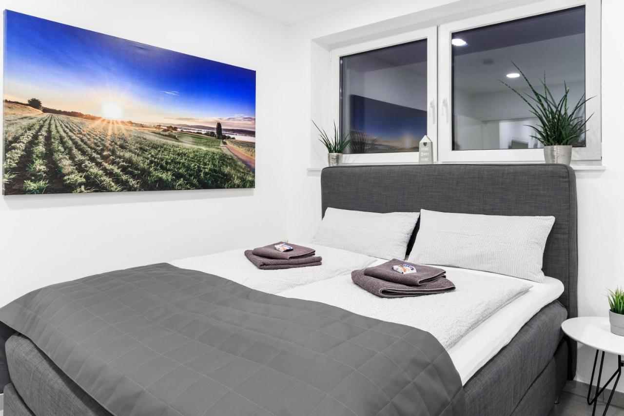 B&B Friedrichshafen - Auszeit Apartment WESTEND mit 4 Schlafzimmern, schöner Außenbereich, schnelles Internet, kostenloser Parkplatz, 800 m bis zum Bodenseeufer und Bodenseeradweg, für bis zu 5 Personen - Bed and Breakfast Friedrichshafen