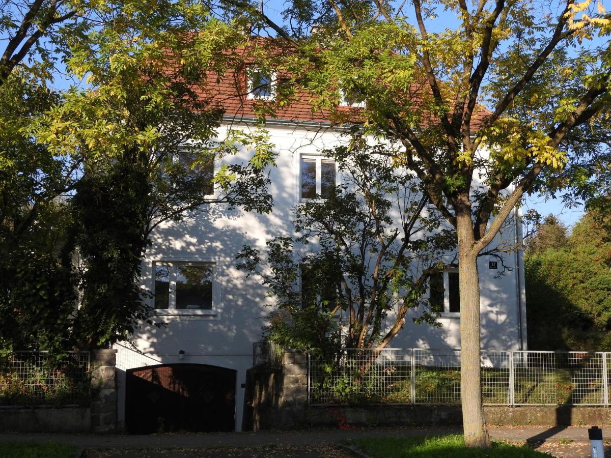 FAMILY APARTMENT LINZ Wohnen mit Garten am Fusse des Pöstlingbergs TOP LAGE Villenviertel - Chambres d'hôtes Linz