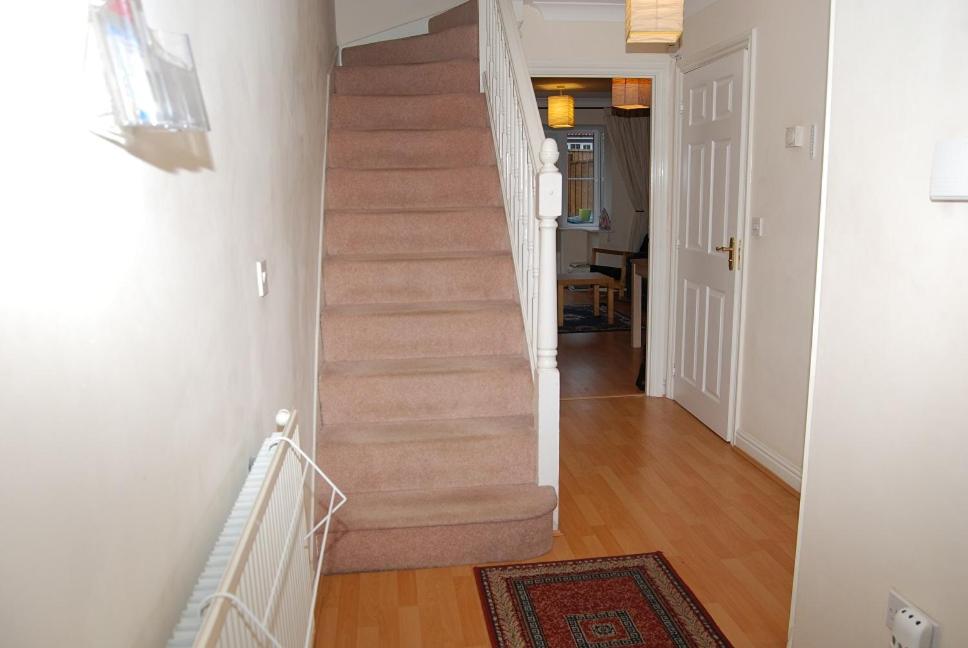 Fantastic 4 bed house with 3 bathrooms in pleasant location - B&B