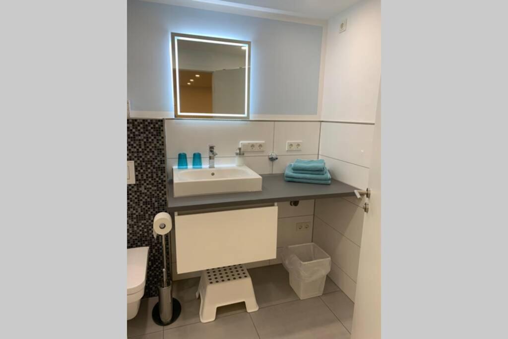 Modern apartment especially suited for business consultants I close to Telekom, UN Campus I public transport nearby I reserved parking - Ferienwohnung Bonn