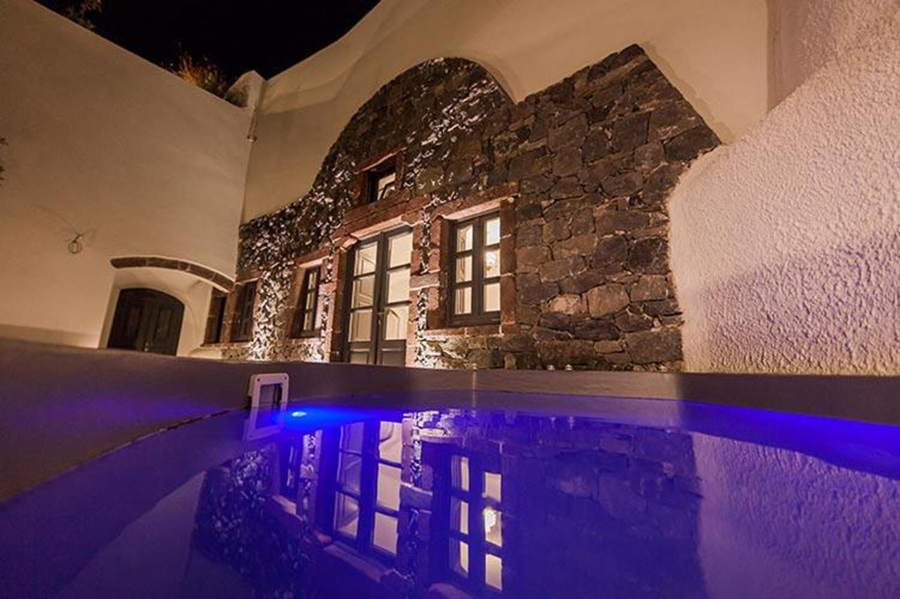 Senior Cave Apartment with Outdoor Jacuzzi