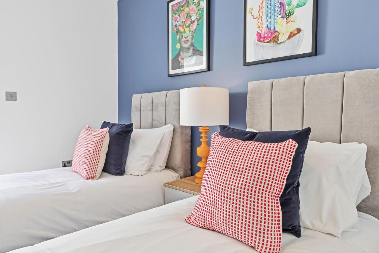 One-Bedroom Apartment with City View & Patio (1C)