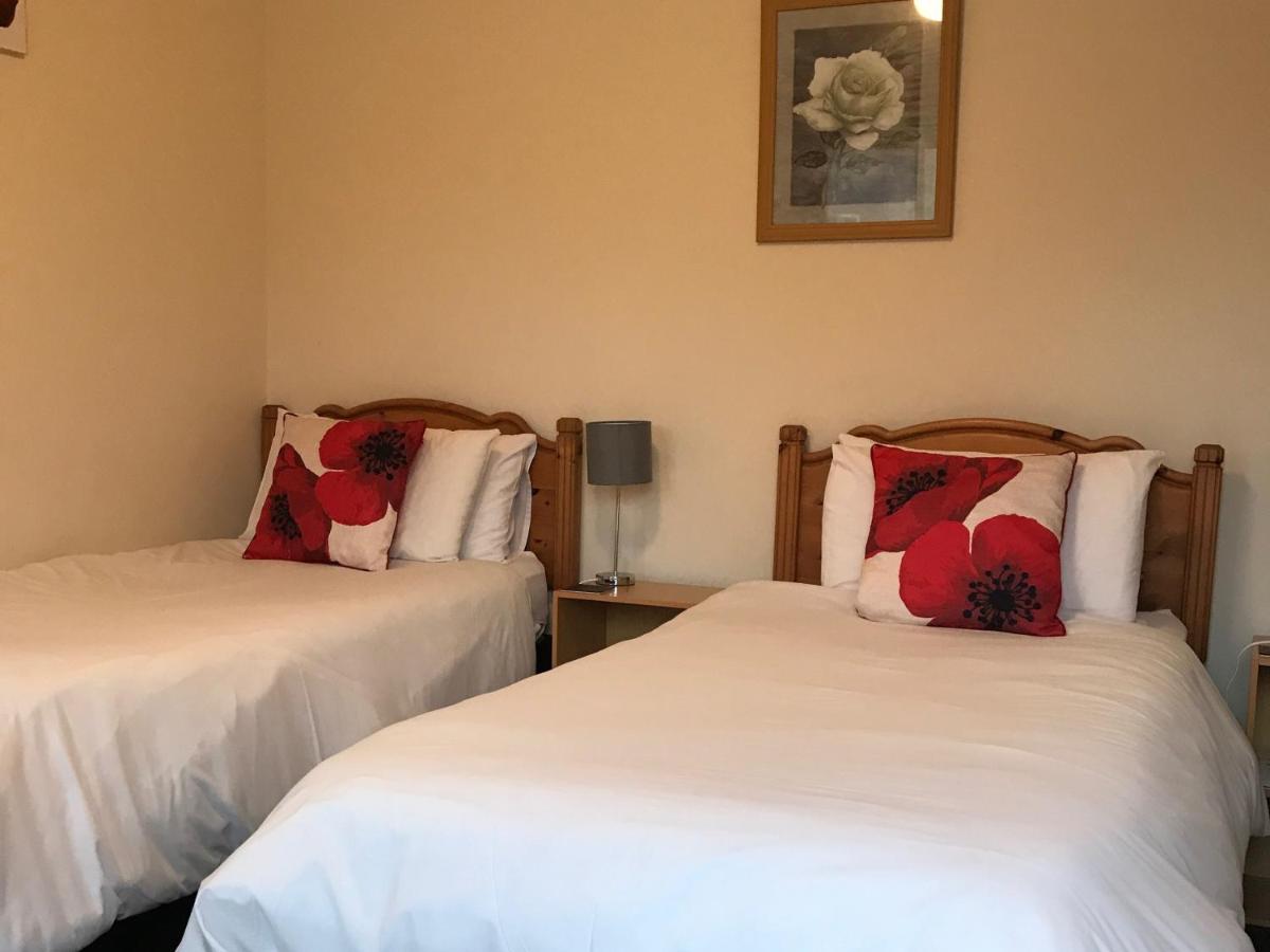 Tweepersoonskamer met 2 Aparte Bedden en Eigen Badkamer