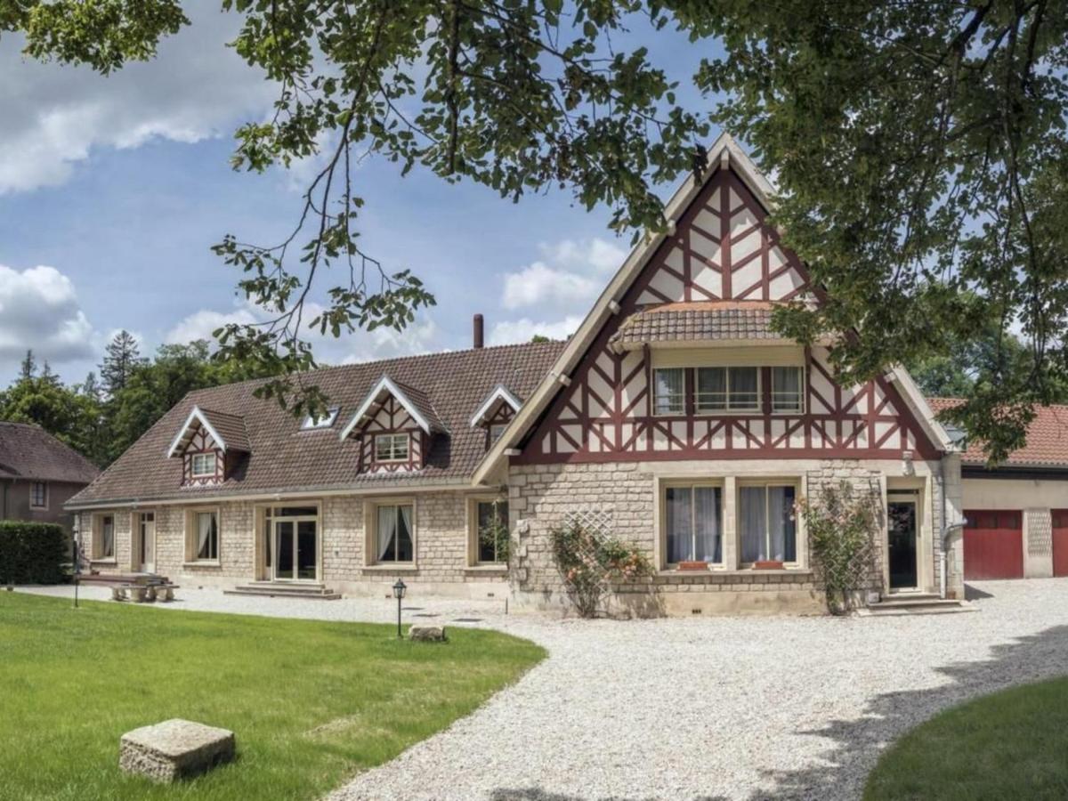 Gîte pour 12 face au château de Thillombois avec jardin, cheminée et équipements PMR - FR-1-585-38 - B&B