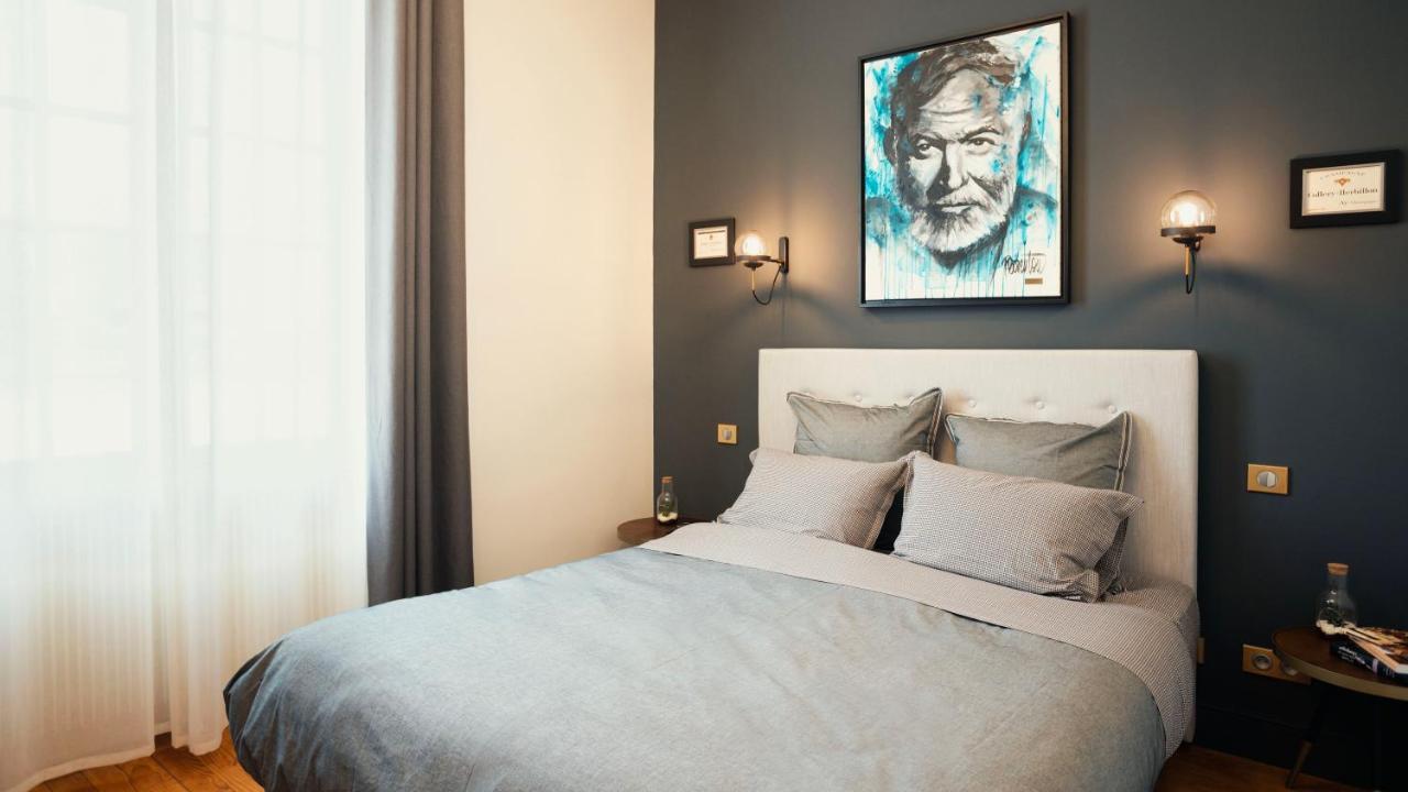 Habitación con cama grande